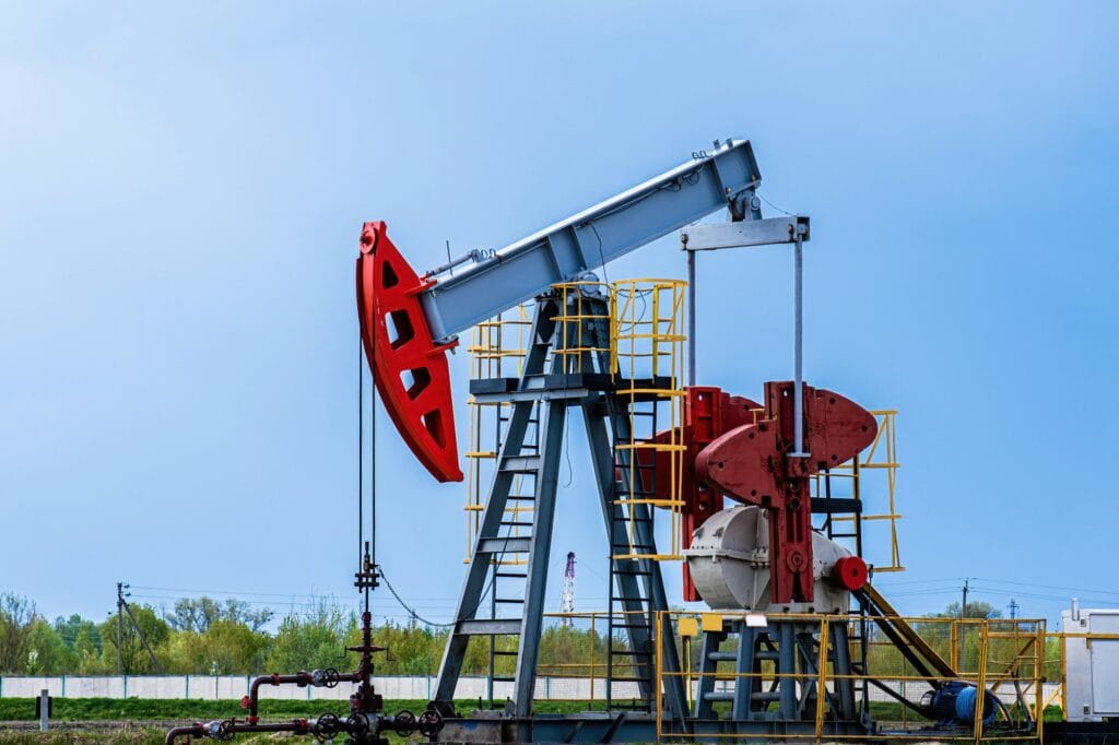 Oljeboringstårn pumper olje opp fra bakken. Petroleumsindustri, utvinning av råolje.