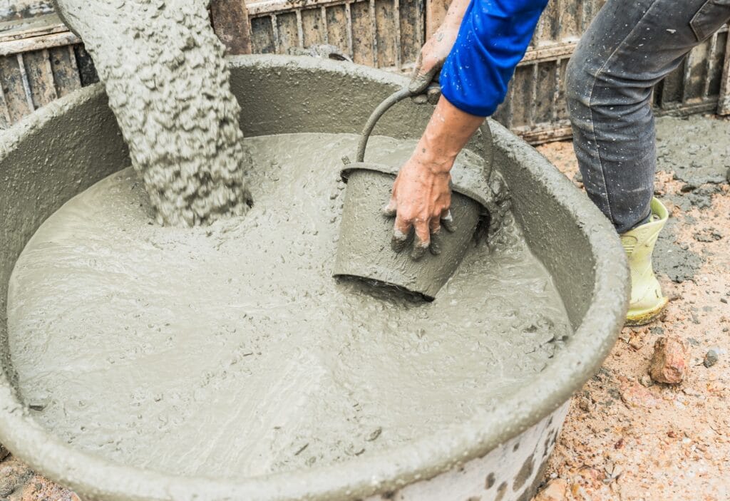 Ruční dělník s lžící na beton
