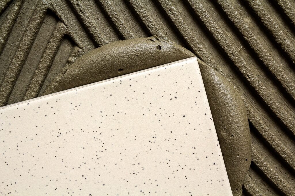 Keramične ploščice in orodje za kleparje. Polaganje talnih ploščic. Izboljšanje stanja na domu, prenova