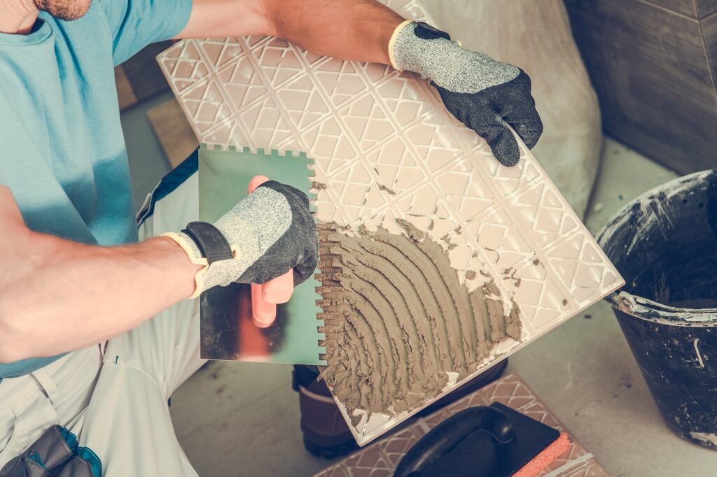 Nærbilde av påføring av flislim